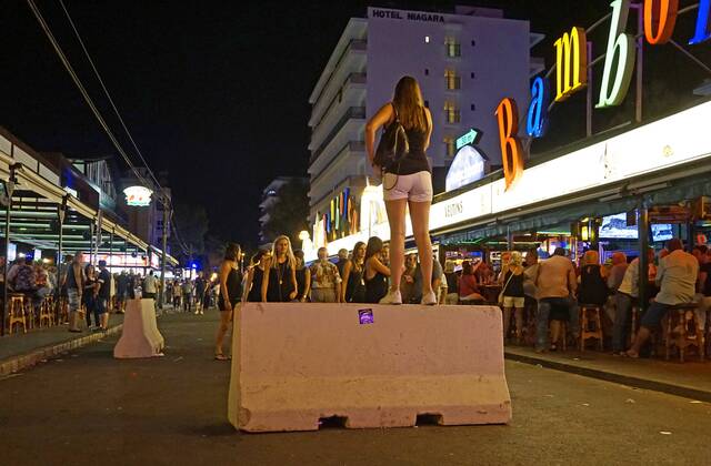 06.09.2017, Spanien, Insel Mallorca, Am Touristen-Hotspot Ballermann in El Arenal wurden in der Vergnügungsmeile Schinkenstrasse Schutzpoller gegen Terroristische Anschläge aufgestellt. 06.09.2017, Mallorca: Barrieren zur Terrorabwehr am Ballermann 06.09.2017, Mallorca: Barrieren zur Terrorabwehr am Ballermann