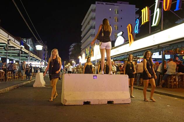 06.09.2017, Spanien, Insel Mallorca, Am Touristen-Hotspot Ballermann in El Arenal wurden in der Vergnügungsmeile Schinkenstrasse Schutzpoller gegen Terroristische Anschläge aufgestellt. 06.09.2017, Mallorca: Barrieren zur Terrorabwehr am Ballermann 06.09.2017, Mallorca: Barrieren zur Terrorabwehr am Ballermann