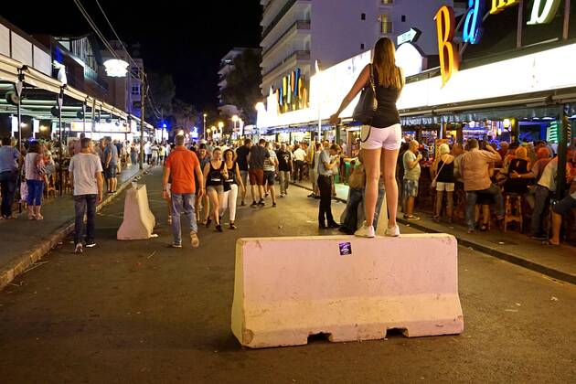 06.09.2017, Spanien, Insel Mallorca, Am Touristen-Hotspot Ballermann in El Arenal wurden in der Vergnügungsmeile Schinkenstrasse Schutzpoller gegen Terroristische Anschläge aufgestellt. 06.09.2017, Mallorca: Barrieren zur Terrorabwehr am Ballermann 06.09.2017, Mallorca: Barrieren zur Terrorabwehr am Ballermann