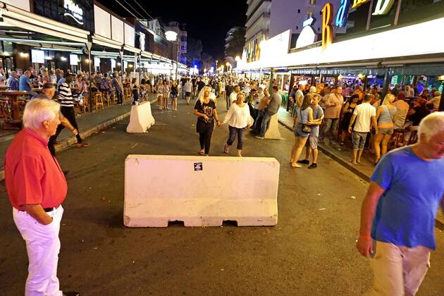 06.09.2017, Spanien, Insel Mallorca, Am Touristen-Hotspot Ballermann in El Arenal wurden in der Vergnügungsmeile Schinkenstrasse Schutzpoller gegen Terroristische Anschläge aufgestellt. 06.09.2017, Mallorca: Barrieren zur Terrorabwehr am Ballermann 06.09.2017, Mallorca: Barrieren zur Terrorabwehr am Ballermann