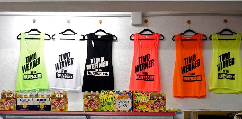 06.09.2017, Spanien, Insel Mallorca, Am Touristen-Hotspot Ballermann in El Arenal liegt die Vergnügungsmeile Schinkenstrasse . In einem Strassenmarkt gibt es T-Shirts zu kaufen mit dem Slogan: Timo Werner ist ein Hurensohn , damit ist der Fussball-Bundesligaspieler Timo Werner von RB Leipzig gemeint. 06.09.2017, Mallorca, 06.09.2017, Mallorca,