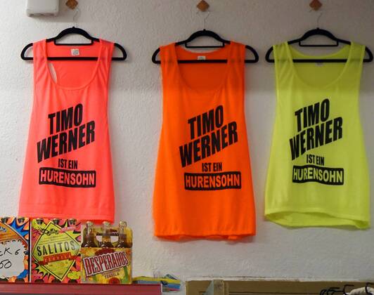 06.09.2017, Spanien, Insel Mallorca, Am Touristen-Hotspot Ballermann in El Arenal liegt die Vergnügungsmeile Schinkenstrasse . In einem Strassenmarkt gibt es T-Shirts zu kaufen mit dem Slogan: Timo Werner ist ein Hurensohn , damit ist der Fussball-Bundesligaspieler Timo Werner von RB Leipzig gemeint. 06.09.2017, Mallorca, 06.09.2017, Mallorca,