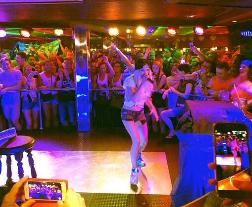 06.09.2017, Spanien, Insel Mallorca, Am Touristen-Hotspot Ballermann in El Arenal gibt es die Discothek Oberbayern , Die Ballermann-Sängerin Mia Julia aus Deustchland tritt dort vor ihren Fans auf. (Mia Julia Brückner) 06.09.2017, Mallorca: Barrieren zur Terrorabwehr am Ballermann 06.09.2017, Mallorca: Barrieren zur Terrorabwehr am Ballermann