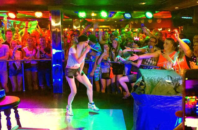 06.09.2017, Spanien, Insel Mallorca, Am Touristen-Hotspot Ballermann in El Arenal gibt es die Discothek Oberbayern , Die Ballermann-Sängerin Mia Julia aus Deustchland tritt dort vor ihren Fans auf. (Mia Julia Brückner) 06.09.2017, Mallorca: Barrieren zur Terrorabwehr am Ballermann 06.09.2017, Mallorca: Barrieren zur Terrorabwehr am Ballermann