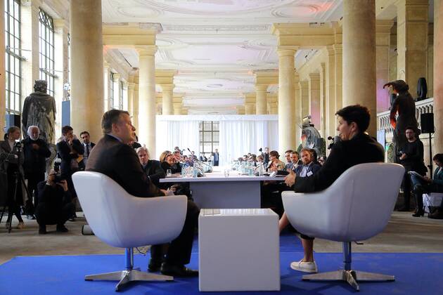 Bilder des Tages Natalja Sindejewa (rechts, Doshd TV, Preisträgerin M100 Media Award) und Ingo Mannteufel (Deutsche Welle) während eines Gesprächs im Rahmen der Medienkonferenz M100 in der Orangerie von Sanssouci in Potsdam, 14. September 2017. M100 Sanssouci Colloquium