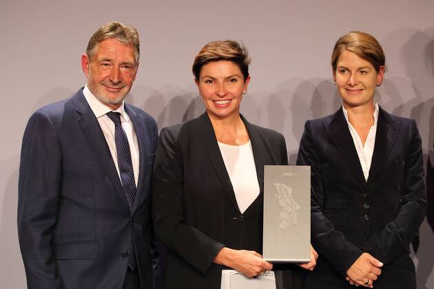 Jann Jakobs (Oberbürgermeister von Potsdam), Natalja Sindejewa (Doshd TV) und Tanit Koch (Bild-Chefredakteurin), v.l., nach Verleihung des M100 Media Awards an die russische Journalistin Natalja Sindejewa in der Orangerie von Sanssouci in Potsdam, 14. September 2017. M100 Sanssouci Colloquium