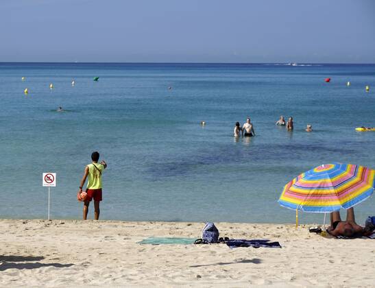 06.09.2017, Spanien, Insel Mallorca, Am Touristen-Hotspot Ballermann in El Arenal sorgt ein Bademeister für Ordnung und Sicherheit am Sandstrand, hier vertreibt er Badegäste aus dem Sperrbereich im Wasser. 06.09.2017, Mallorca, 06.09.2017, Mallorca,