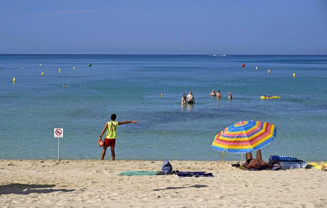 06.09.2017, Spanien, Insel Mallorca, Am Touristen-Hotspot Ballermann in El Arenal sorgt ein Bademeister für Ordnung und Sicherheit am Sandstrand, hier vertreibt er Badegäste aus dem Sperrbereich im Wasser. 06.09.2017, Mallorca, 06.09.2017, Mallorca,