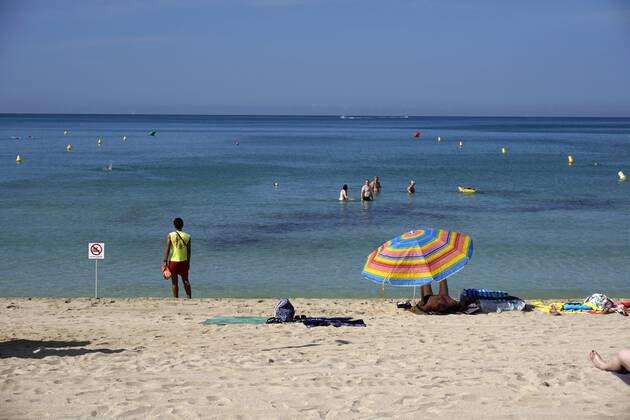 06.09.2017, Spanien, Insel Mallorca, Am Touristen-Hotspot Ballermann in El Arenal sorgt ein Bademeister für Ordnung und Sicherheit am Sandstrand, hier vertreibt er Badegäste aus dem Sperrbereich im Wasser. 06.09.2017, Mallorca, 06.09.2017, Mallorca,
