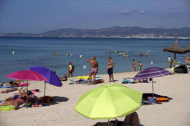 06.09.2017, Spanien, Insel Mallorca, Am Touristen-Hotspot Ballermann in El Arenal liegen die Urlauber am Sandstrand. Hier am Balneario 2 in Arenal. 06.09.2017, Mallorca, 06.09.2017, Mallorca,