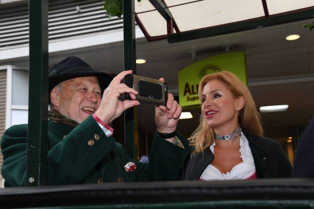 Joseph Vilsmaier mit Freundin Birgit Muth Wies«n 2017 Eröffnung Wirteeinzug Sendlinger Tor München 16. September 2017