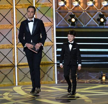 Actors Jim Parsons (L) and Iain Armitage onstage during the 69th annual Primetime Emmy Awards at Microsoft Theater in Los Angeles on September 17, 2017.  LAP201709170182 JIMxRUYMEN