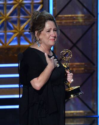 Bilder des Tages Actor Ann Dowd accepts the award for Outstanding Supporting Actress in a Drama Series for The Handmaid s Tale onstage during the 69th annual Primetime Emmy Awards at Microsoft Theater in Los Angeles on September 17, 2017.  LAP201709170205 JIMxRUYMEN