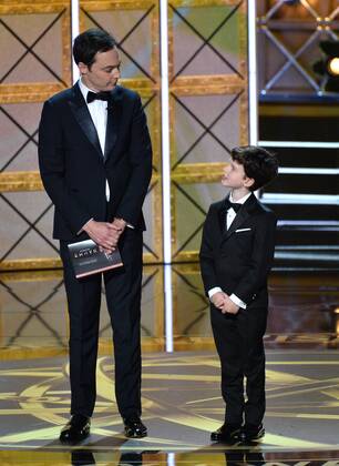 Bilder des Tages Actors Jim Parsons (L) and Iain Armitage onstage during the 69th annual Primetime Emmy Awards at Microsoft Theater in Los Angeles on September 17, 2017.  LAP201709170184 JIMxRUYMEN