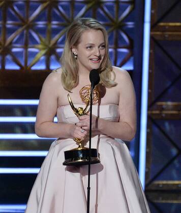 Actor Elisabeth Moss accepts the award for Outstanding Lead Actress in a Drama Series for The Handmaid s Tale onstage during the 69th annual Primetime Emmy Awards at Microsoft Theater in Los Angeles on September 17, 2017.  LAP201709170230 JIMxRUYMEN