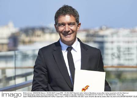 23-09-2017 Spanish actor Antonio Banderas poses after being awarded with the National Cinematography Award during a ceremony held in the sidelines of the San Sebastian International Film Festival in San Sebastian, Spain. No Spain  Copyright: xPPE xTHORTONx