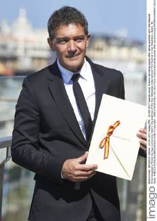 23-09-2017 Spanish actor Antonio Banderas poses after being awarded with the National Cinematography Award during a ceremony held in the sidelines of the San Sebastian International Film Festival in San Sebastian, Spain. No Spain  Copyright: xPPE xTHORTONx