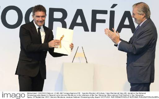 Spanihs Minister of Culture, Inigo Mendez de Vigo (R), hands in the National Cinematography Award to Spanish actor Antonio Banderas in the sidelines of the San Sebastian International Film Festival in San Sebastian, Spain, 23 September 2017. Antonio Banderas receives Natioanl Cinematography Award !ACHTUNG: NUR REDAKTIONELLE NUTZUNG!  Copyright: xJuanxHerrerox 20170923-636417798119213876