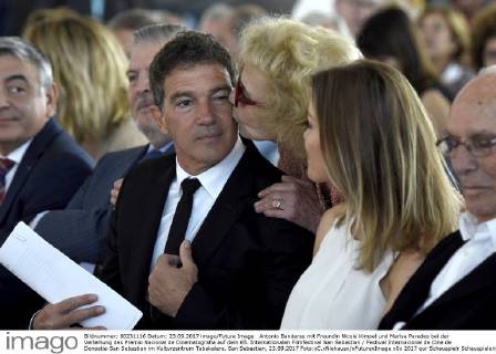 Antonio Banderas mit Freundin Nicole Kimpel und Marisa Paredes bei der Verleihung des Premio Nacional de Cinematografia auf dem 65. Internationalen Filmfestival San Sebastian Festival Internacional de Cine de Donostia-San Sebastian im Kulturzentrum Tabakalera. San Sebastian, 23.09.2017 Foto:xC.xNiehausx xFuturexImage