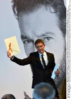 65eme festival du Film de San Sebastian. Antonio Banderas à l honneur. SAN SEBASTIAN, SPAIN - SEPTEMBER 23: Spanish actor Antonio Banderas receives from Spanish Minister of Culture Inigo Mendez de Vigo the National Cinema Award during the 65th San Sebastian International Film Festival at Prisma-Tabakalera on September 23, 2017 in San Sebastian, Spain. 220911 Thomas Bohlen Starface 2017-09-23 San Sebastian Espagne Banderas, Antonio  Copyright: xThomasxBohlenx xStarfacex STAR_220911_014
