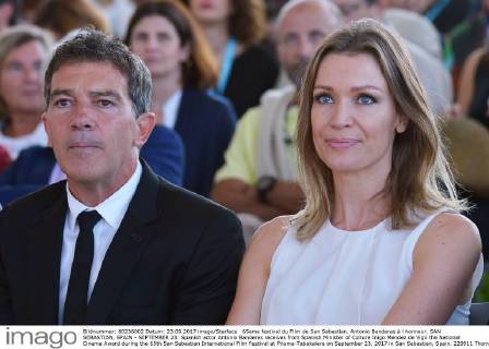 65eme festival du Film de San Sebastian. Antonio Banderas à l honneur. SAN SEBASTIAN, SPAIN - SEPTEMBER 23: Spanish actor Antonio Banderas receives from Spanish Minister of Culture Inigo Mendez de Vigo the National Cinema Award during the 65th San Sebastian International Film Festival at Prisma-Tabakalera on September 23, 2017 in San Sebastian, Spain. 220911 Thomas Bohlen Starface 2017-09-23 San Sebastian Espagne Banderas, Antonio; Kempel, Nicole  Copyright: xThomasxBohlenx xStarfacex STAR_220911_031