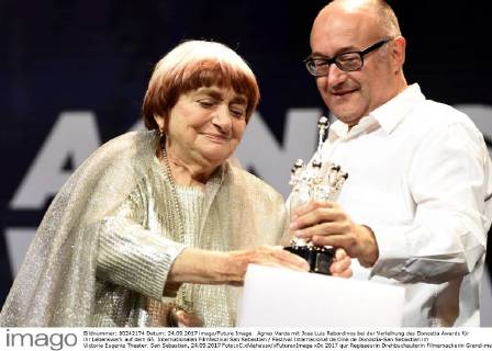 Agnes Varda mit Jose Luis Rebordinos bei der Verleihung des Donostia Awards für ihr Lebenswerk auf dem 65. Internationalen Filmfestival San Sebastian Festival Internacional de Cine de Donostia-San Sebastian im Victoria Eugenia Theater. San Sebastian, 24.09.2017 Foto:xC.xNiehausx xFuturexImage