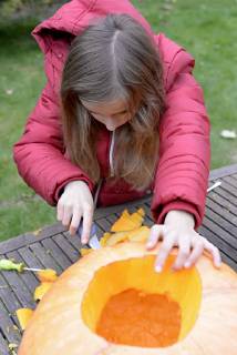 Mädchen bastelt Halloween Kürbis little girl making halloween pumpkin MODEL RELEASED