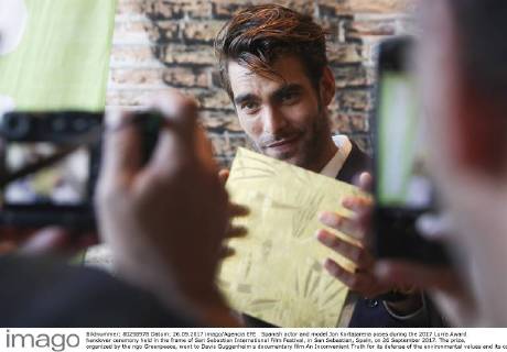 Spanish actor and model Jon Kortajarena poses during the 2017 Lurra Award handover ceremony held in the frame of San Sebastian International Film Festival, in San Sebastian, Spain, on 26 September 2017. The prize, organized by the ngo Greenpeace, went to Davis Guggenheim s documentary film An Inconvenient Truth for its defense of the environmental values and its compromise against the climatic change. The documentary is about former United States Vice President Al Gore s campaign to educate citizens about global warming. The Donostia Zinemaldia runs from 22 to 30 September. Documentary An Inconvenient Truth wins the Lurra Award !ACHTUNG: NUR REDAKTIONELLE NUTZUNG!  Copyright: xJavierxEtxezarretax GRA136 20170926-636420314661960410