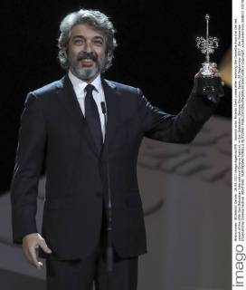 Spanish actor Ricardo Darin poses after receiving the Donostia Award at the red carpet of the 65th San Sebastian International Cinema Festival, in San Sebastian, Basque Country, Spain, 26 September 2017. San Sebastian International Cinema Festival !ACHTUNG: NUR REDAKTIONELLE NUTZUNG!  Copyright: xJuanxHerrerox SSB012 20170926-636420661613008917