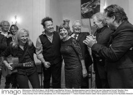 Bundespraesident Joachim Gauck hat zum Kulturabend Heimat? Melodien, Orte, Emotionen in die Villa Hammerschmidt in Bonn geladen. Die musikalischen Beitraege wurden von den Hoehnern, Sebastian Krumbiegel, Rockband Karat, Andreas Martin Hofmeir dargeboten. Bonn NRW Deutschland