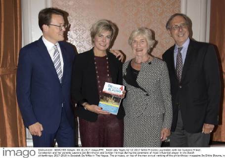 Bilder des Tages 02-10-2017 Witte Princess Laurentien with her husband Prince Constantijn and her parents Laurens Jan Brinkhorst and Jantien Heringa during the ceremony of most influential player in the Dutch philanthropy 2017-2018 in Societeit De Witte in The Hague. The princess, on top of the new annual ranking of the philanthropy magazine De Dikke Blauwe, was choosen for her groundbreaking work for children in her Missing Chapter Foundation.  Copyright: xPPE WERFx