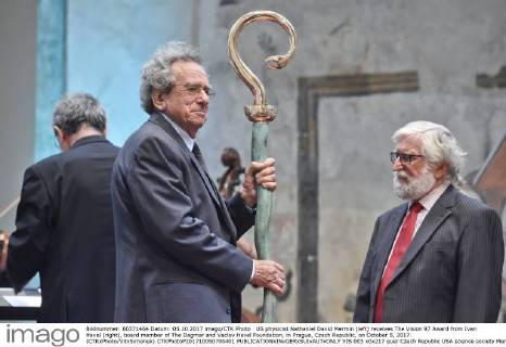 US physicist Nathaniel David Mermin (left) receives The Vision 97 Award from Ivan Havel (right), board member of The Dagmar and Vaclav Havel Foundation, in Prague, Czech Republic, on October 5, 2017. (CTKxPhoto VitxSimanek) CTKPhotoP201710050700401  VIS 003