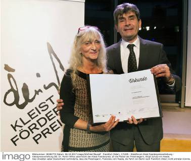 Frankfurt (Oder), 171005 - Kleistforum Kleist Foerderpreisverleihung - Kleistpreisverleihung OB. Dr. Martin Wilke ueberreicht den Kleist Foerderpreis. an die Mutter der Preistraegerin, Birgit Schulz-vm Heede. Das Unwetter ueber Deutschland verhinderte, dass die Preistragerin, Franziska vom Heede, die Fahrt von Berlin nach Frankfurt (Oder) nicht antreten konnte.