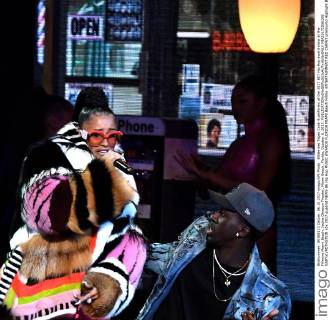 Bilder des Tages Cardi B performs at the 2017 BET Hip Hop award show at the Fillmore Miami Beach, Jackie Gleason Theater, Miami Beach, Florida, October 6, 2017.  MIA20171006108 GARYxIxROTHSTEIN