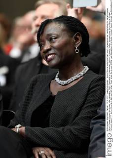 Auma Obama im halbportrait hoert sie gespannt der Laudatio bei der Verleihung des Global Compact Award durch den internationalen TUEV Rheinland im historischen Rathaus in Koeln, Kultur, Auszeichnung Auma Obama, Global Compact Award
