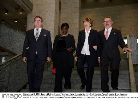 Auma Obama bei der Ankunft mit Henriette Reker; Professior Bruno Braun und Staatssekretaer Hans-Joachim Fuchtel bei der Verleihung des Global Compact Award durch den internationalen TUEV Rheinland im historischen Rathaus in Koeln zu, Kultur, Auszeichnung Auma Obama, Global Compact Award
