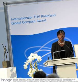 Auma Obama bei ihrer emotionalen Dankesrede bei der Verleihung des Global Compact Award durch den internationalen TUEV Rheinland im historischen Rathaus in Koeln, Kultur, Auszeichnung Auma Obama, Global Compact Award