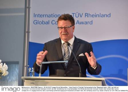 Hans Joachim Fuchtel, Parlamentarischer Staatssekretär, CDU, spricht am 10.10.2017 im Historischen Rathaus in Köln bei der Verleihung des Internationalen TÜV Rheinland Global Compact Award den dieses Jahr Auma Omaba für ihr Engagement für eine nachhaltige Entwicklungszusammenarbeit erhalten hat. Ihre Stiftung Sauti Kuu leiste in Kenia vor Ort Hilfe zur Selbsthilfe, hieß es in der Begründung.