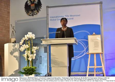Preisträgerin Auma Obama am 10.10.2017 im Historischen Rathaus in Köln bei der Verleihung des Internationalen TÜV Rheinland Global Compact Award den dieses Jahr Auma Omaba für ihr Engagement für eine nachhaltige Entwicklungszusammenarbeit erhalten hat. Ihre Stiftung Sauti Kuu leiste in Kenia vor Ort Hilfe zur Selbsthilfe, hieß es in der Begründung.