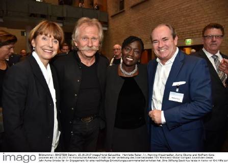 Henriette Reker, l-r, Henning Krautmacher, Auma Obama und Wolfram Kons posieren am 10.10.2017 im Historischen Rathaus in Köln bei der Verleihung des Internationalen TÜV Rheinland Global Compact Award den dieses Jahr Auma Omaba für ihr Engagement für eine nachhaltige Entwicklungszusammenarbeit erhalten hat. Ihre Stiftung Sauti Kuu leiste in Kenia vor Ort Hilfe zur Selbsthilfe, hieß es in der Begründung.