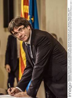 Themen der Woche October 10, 2017 - Barcelona, Catalonia, Spain - CARLES PUIGDEMONT, President of the Generalitat of Catalonia, signs the declaration of independence at the end of an plenary session in which he postponed the independence and the proclamation of the Catalan Republic after the valoraion of the results of the October 1st secession referendum. Spain s Central Government denies that there have been a referendum and does not accept the result as the Catalan referendum law had been suspended by Spain s constitutionalCatalonia Faces Possible Declaration of Independence Barcelona Spain - ZUMAo105 20171010_zap_o105_014 Copyright: xMatthiasxOesterlex