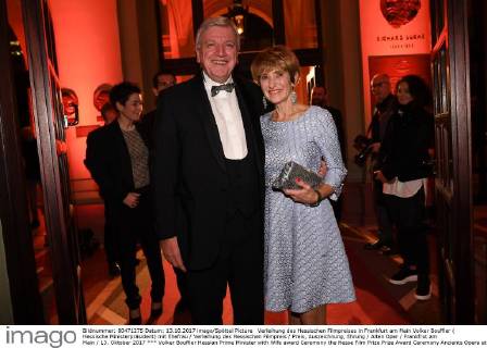 Verleihung des Hessischen Filmpreises in Frankfurt am Main Volker Bouffier ( Hessische Ministerpräsident) mit Ehefrau Verleihung des Hessischen Filmpreis Preis, Auszeichnung, Ehrung Alten Oper Frankfrut am Main 13. Oktober 2017