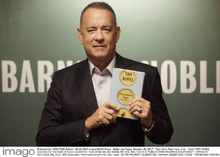 Bilder des Tages October 18, 2017 - New York, New York, U.S. - Actor TOM HANKS launches his first book of fiction Uncommon Type at Barnes and Nobles 5th Ave. New York U.S. - ZUMAs237 20171018_shz_s237_898 Copyright: xMarkxJxSullivanx