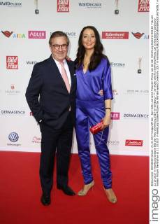 Jan Hofer und seine Freundin Phong Lan bei der Verleihung Goldene Bild der Frau am 21.10.2017 in Hamburg Goldene Bild der Frau Verleihung 2017 in Hamburg