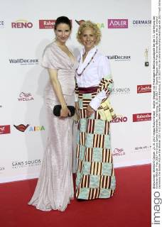Sophie Wepper mit Preisträgerin Bettina Landgrafe bei der 11. Verleihung der Goldenen Bild der Frau 2017 im Cruise Center Steinwerder. Hamburg, 21.10.2017