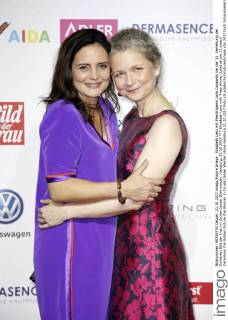 Elisabeth Lanz mit Preisträgerin Julia Cissewski bei der 11. Verleihung der Goldenen Bild der Frau im Cruise Center Steinwerder. Hamburg, 21.10.2017
