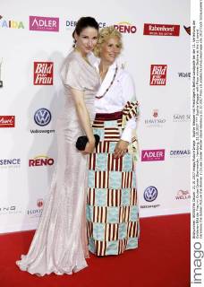 Sophie Wepper mit Preisträgerin Bettina Landgrafe bei der 11. Verleihung der Goldenen Bild der Frau im Cruise Center Steinwerder. Hamburg, 21.10.2017