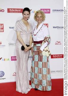 Sophie Wepper mit Preisträgerin Bettina Landgrafe bei der 11. Verleihung der Goldenen Bild der Frau im Cruise Center Steinwerder. Hamburg, 21.10.2017