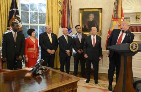 Themen der Woche Bilder des Tages President Donald Trump makes remarks to winners of the Minority Enterprise Development Award, as Labor Secretary Wilbur Ross (2nd,R) listens, in the Oval Office of the White House, October 24,2017, in Washington, DC. Trump lauded the entrepreneurial spirit of the business leaders and promoted his tax reform as a boost for the economy.  WAP20171024501 MIKExTHEILER