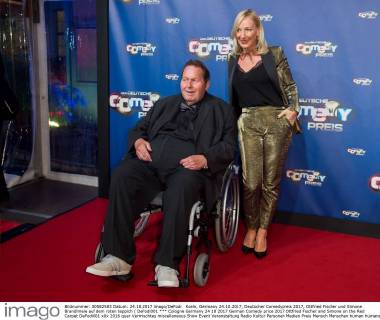 Koeln, Germany 24.10.2017, Deutscher Comedypreis 2017, Ottfried Fischer und Simone Brandlmeie auf dem roten teppich ( DeFodi001